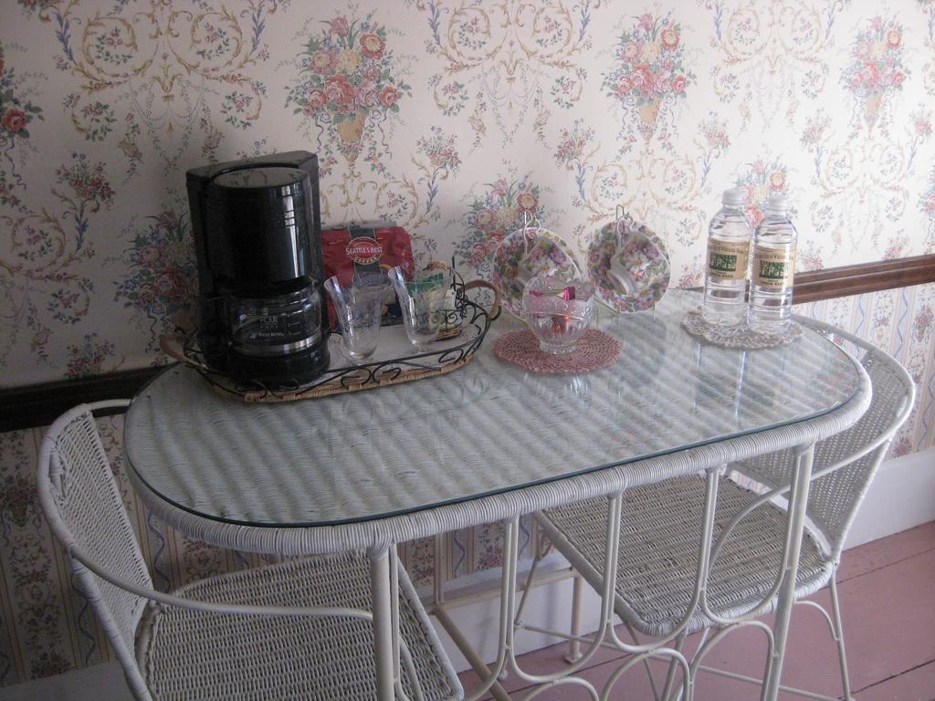 The Bridges Inn At Whitcomb House B&B Swanzey Extérieur photo